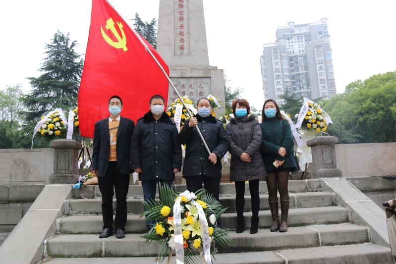 湘北汽運(yùn)黨支部主題黨日活動(dòng)，緬懷抗日英烈，祭掃墓地，敬獻(xiàn)花籃。