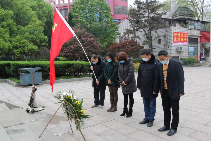 湘北汽運(yùn)黨支部主題黨日活動(dòng)，緬懷抗日英烈，祭掃墓地，敬獻(xiàn)花籃。