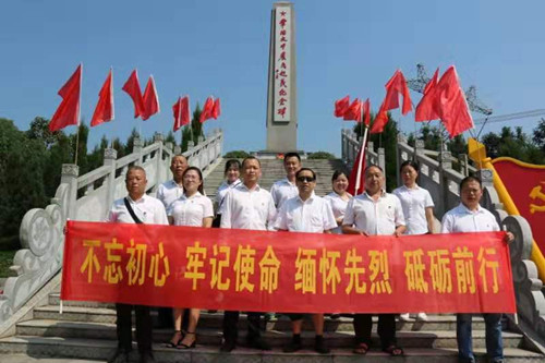 湘北公司黨支部深入革命老區(qū)緬懷先烈、慰問困難群眾。